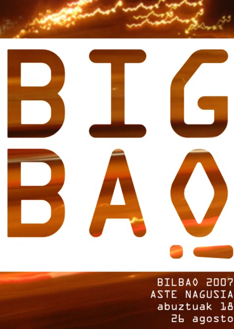 Un cartel. Sobre una fotograf�a el�ctrica, un gran cuadrado blanco en el que se lee en letras may�sculas, en la primera fila 'BIG', y en la segunda 'BAO', como un juego de palabras que significa 'un Bilbao grande'; Adem�s, la letra 'O' est� subrayada con una admiraci�n tumbada, para que se lea 'GO!' en vertical, del ingl�s '�Ve!', invitando as� a acudir. Abajo a alderecha, el texto obligado por elconcurso: 'BILBAO 2007. ASTE NAGUSIA. Abuztuak 18 - 26 agosto'.