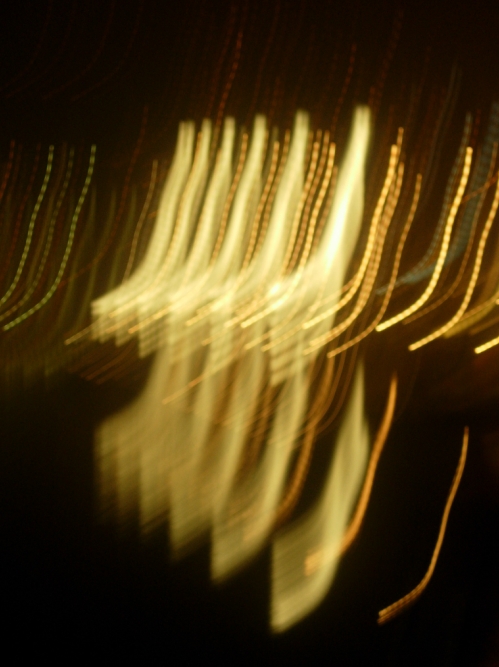 Luces como surfistas que cabalgaran sobre la ola de la noche, caen formando un tobog�n de luz.