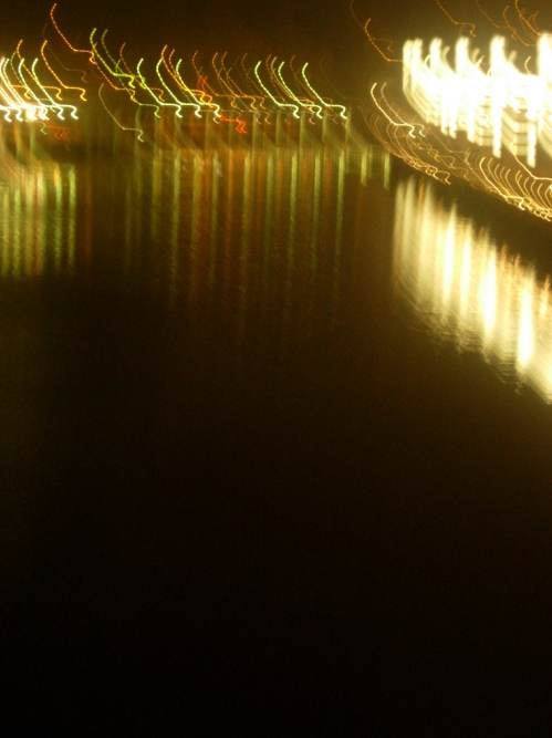 Moviendo la c�mara, las luces se mueven haciedno dibujos en el aire, pero permanecen rectas en el reflejo.