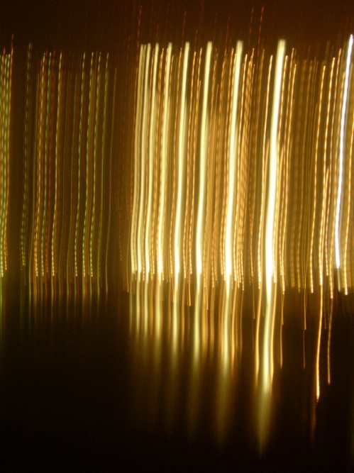 Desde el puente Euskalduna, moviendo la c�mara mientras saco la foto, aparece esta cortina de luces alargad�simas que se reflejan en el agua de la R�a de Bilbao.