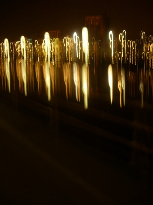 Desde Deusto (casi puede apreciarse la barandilla), la fotograf�a movida hace que las luces se alarguen pareciendo bastones, cachavas de luz, alineadas en la orilla de la r�a de Bilbao.