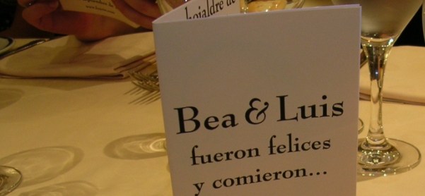 Fotograf�a del librillo que conten�a el men� de la boda de Bea y Luis, que se celebr� en Granada el d�a 29 de septiembre de 2007, en Granada. El citado librillo era del tama�o de un cuarto de folio, con las cubiertas en color vainilla, (el mismo color que los manteles), y las 8 p�ginas interiores en color blanco. En la cubierta se lee �Bea y Luis fueron felices y comieron...�.