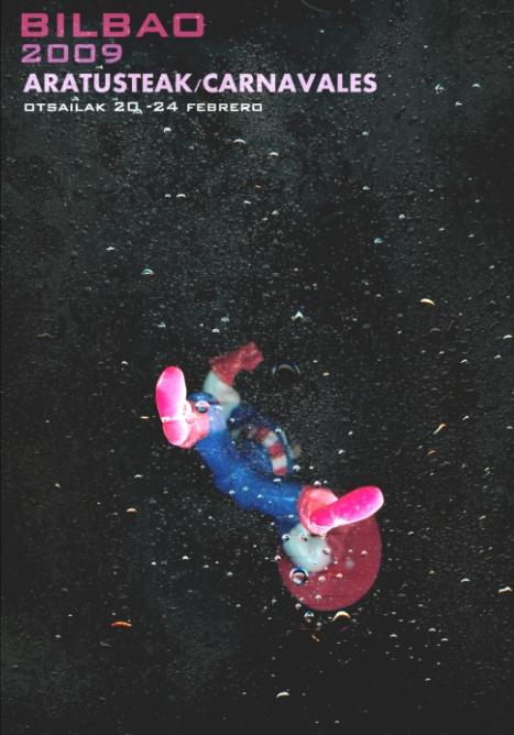 Un mu�eco de un superh�roe defendi�ndose de las inclemencias, visto desde debajo de un suelo transparente, helado y mojado por la lluvia. Arriba: Bilbao 2009; aratusteak, carnavales; otsailaz 20, 24 febrero.