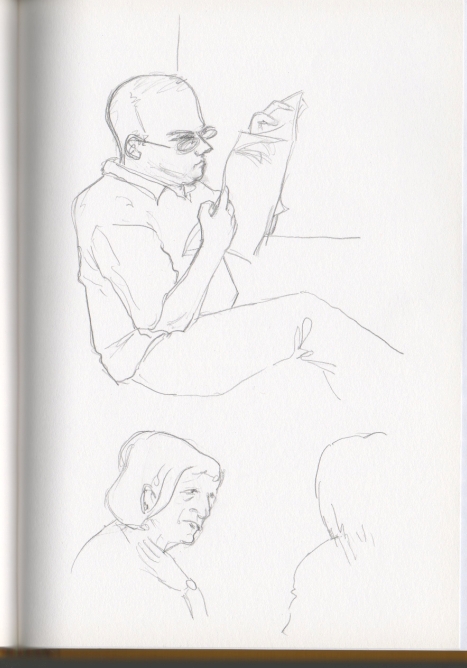 Dibujo de un hombre leyendo el peri�dico, y dos mujeres conversando con mucho inter�s.