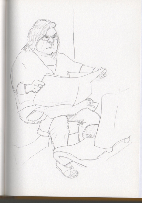 Dibujo de una se�ora vistiendo gafas y sandalias, y que lee el peri�dico gratuito mientras viaja al trabajo.