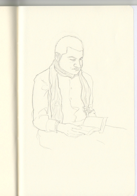 Dibujo a l�piz de un hombre joven que lee un libro con el cuello abrigado con un fular.