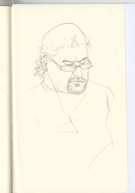 Dibujo a l�piz de un hombre grueso con coleta, perilla, y gafas, entretenido con su m�vil.