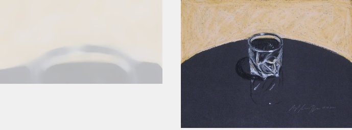 Un vaso vac�o sobre una mesa met�lica negra, frente a una pared granulada de color arena.