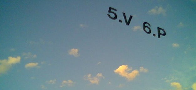 Fotograf�a con la c�mara del m�vil de la ventanilla del autob�s, donde aparecen se�alizados los asientos.