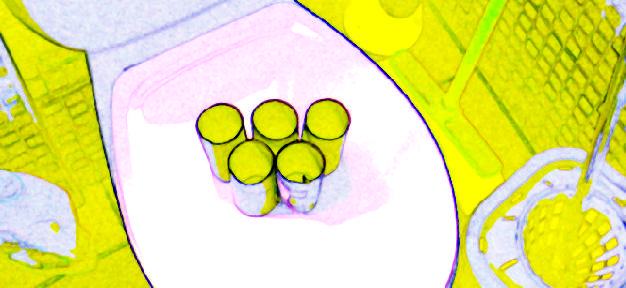 Cinco canutos de rollos de papel higi�nico sobre la tapa de un inodoro como si fueran los cinco anillos ol�mpicos, rodeados de escobilla, escoba, fregona, balde, y jab�n.