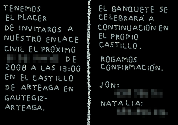 Sobre fondo negro, granos de arroz que forman letras que dicen que tienen el placer de invitarnos a su enlace civil que tendr� lugar en el castillo de Arteaga, en Gautegiz-Arteaga, donde tambi�n tendr� lugar el banquete.