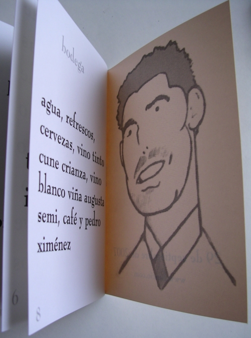 Luis, elegante, presenta la carta de bebidas con que brindar.